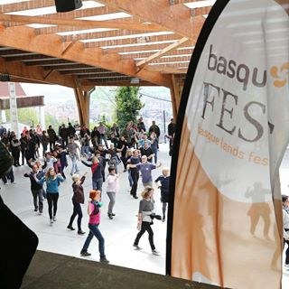 Aiko Taldea: Basque Fest erromeri-dantzaldia Aiko Taldea: Basque Fest erromeri-dantzaldia