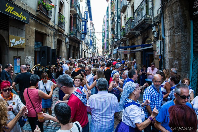 Aiko Taldeak Bilboko alde zaharretik dantzatzera gonbidatzen zaitu Aste Nagusian Aiko Taldeak Bilboko alde zaharretik dantzatzera gonbidatzen zaitu Aste Nagusian