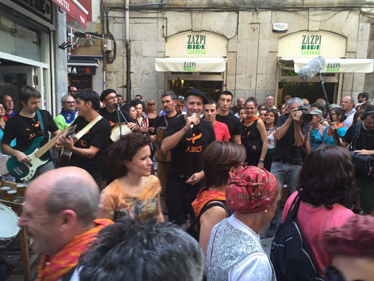 AIKO Taldeak Bilboko Alde Zaharretik dantzatzera gonbidatzen zaitu Aste Nagusian