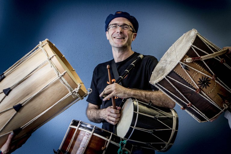 Sabin Bikandi musikari eta konposatzaileak Danbolin Masterclassa eskainiko du urriaren 28an eta 29an Iruñean