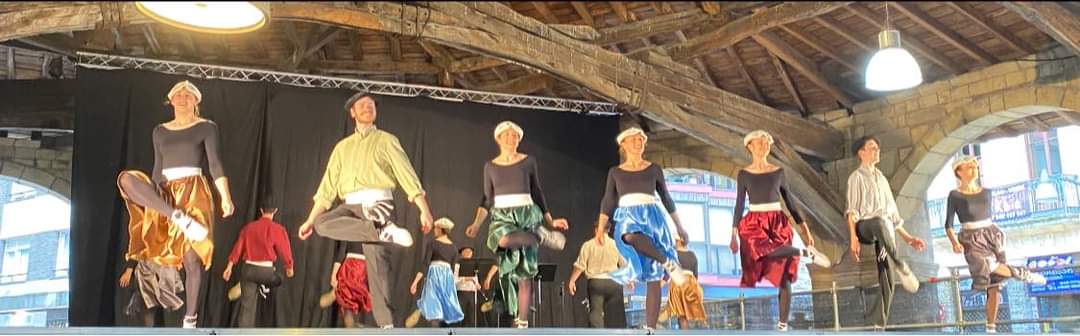 Ahaika koreografia dantzatzen