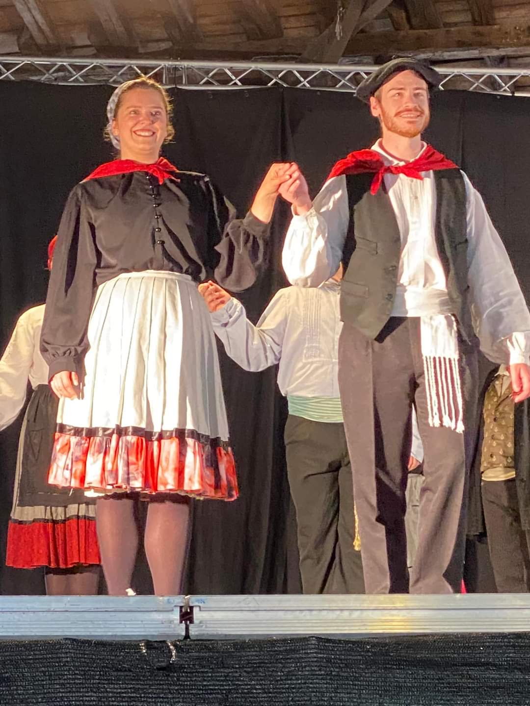 Gasteizko zortzikoa dantzatzen