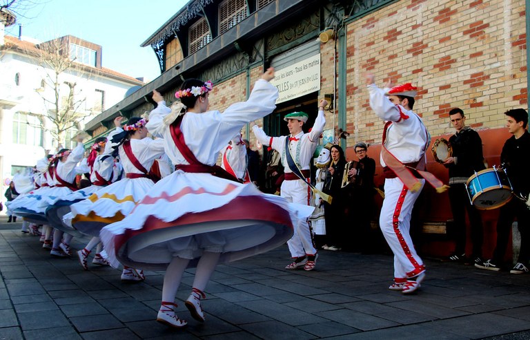 50 urte eta gero orduko eta gaurko kaskarotak dantzan Donibane Lohizunen