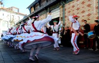 50 urte eta gero orduko eta gaurko kaskarotak dantzan Donibane Lohizunen
