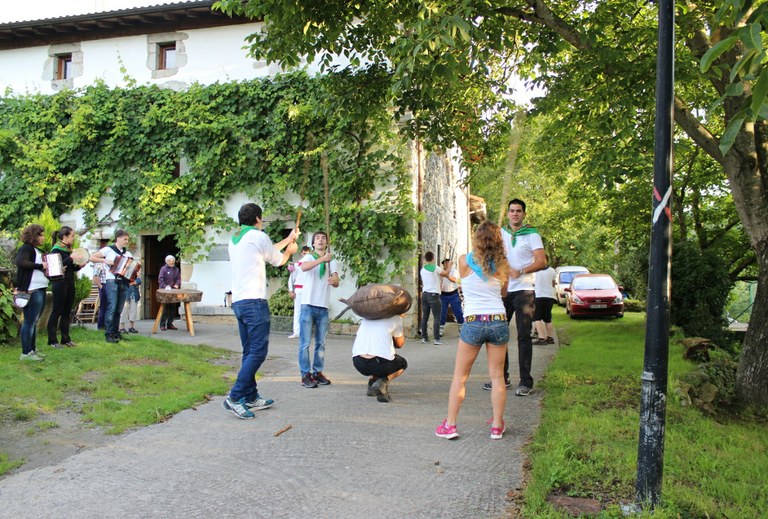 Aizarnako Oilasko biltzea, meritua da jakin gabe dantzatzea Aizarnako Oilasko biltzea, meritua da jakin gabe dantzatzea