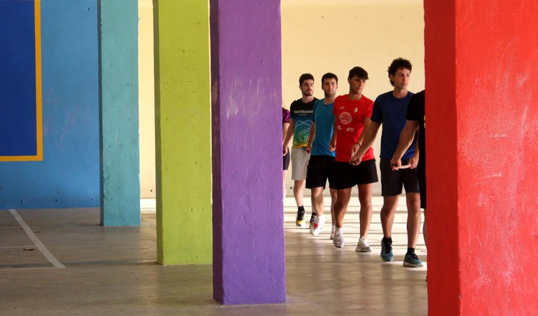 Ezpata-dantzari ateratzeko listan zain