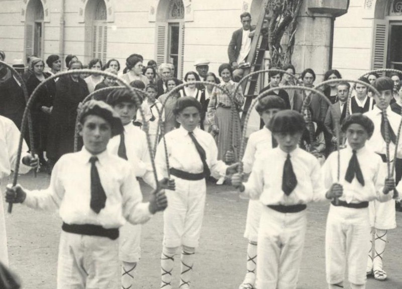 Handikien aurrean dantzan