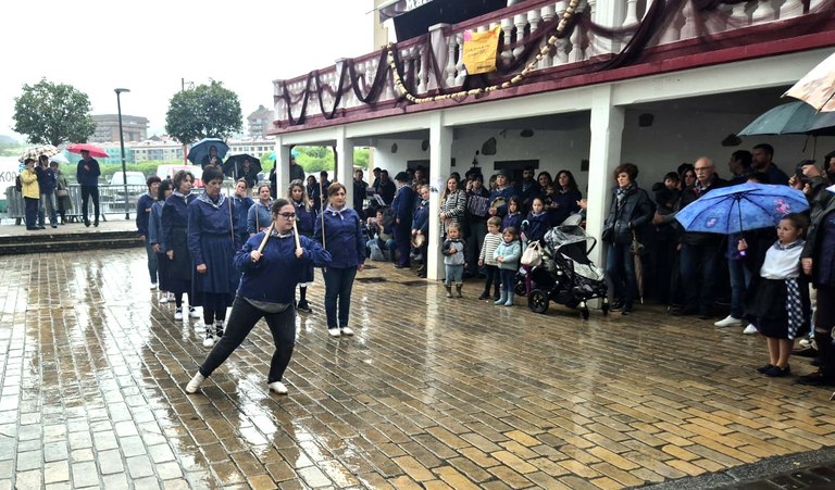 Saliño-dantza plazaratu dute zumaiarrek