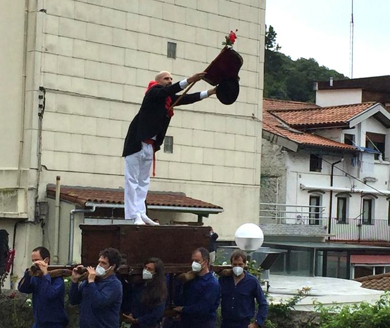 San Pedro egunez Lekeition, jauregitik jauregira dantzan