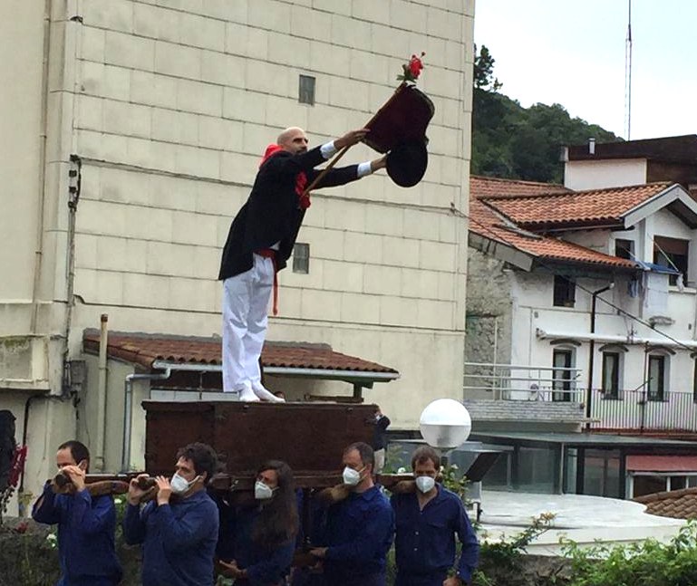 San Pedro egunez Lekeition, jauregitik jauregira dantzan