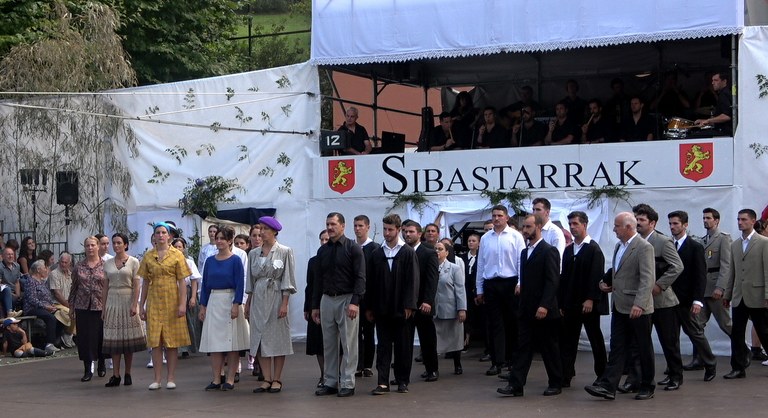 Sibastarrak, urdiñarbetarrek idatzi, zuzendu, kantatu, antzeztu eta dantzatutako pastorala Sibastarrak, urdiñarbetarrek idatzi, zuzendu, kantatu, antzeztu eta dantzatutako pastorala