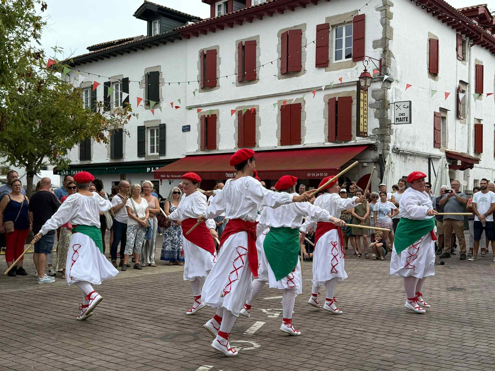 Ternua ingurutik Euskal Herrira dantzara