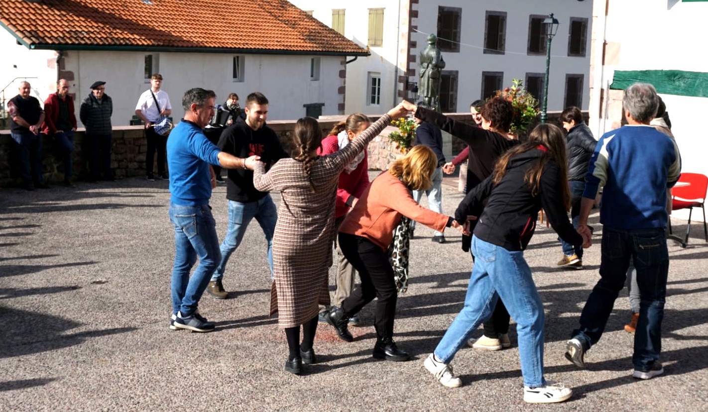 Herria, gorputza, hizkuntza eta bihotza: Dantzan lotu dira Urepele eta Zestoa