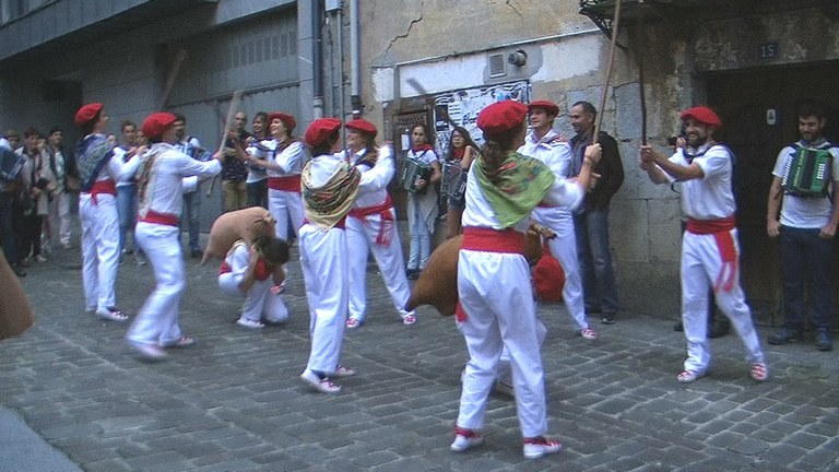 Zahagiak eta makilak astinduz  esan diegu agur festei