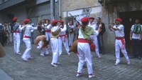 Zahagiak eta makilak astinduz esan diegu agur festei Zahagiak eta makilak astinduz esan diegu agur festei