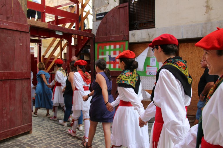 Sokari tiraka dantzaurreak berriz Zestoako plazan