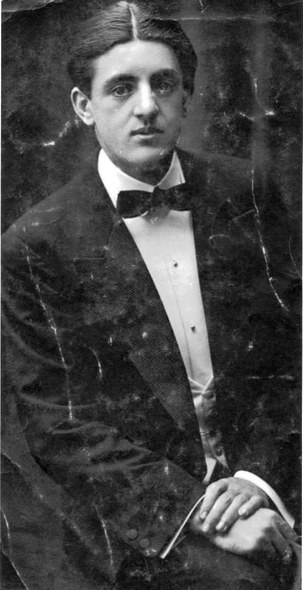 Ramon Laborda, gaztetan antzokira ateratzeko prest. Ramon Laborda, gaztetan antzokira ateratzeko prest.