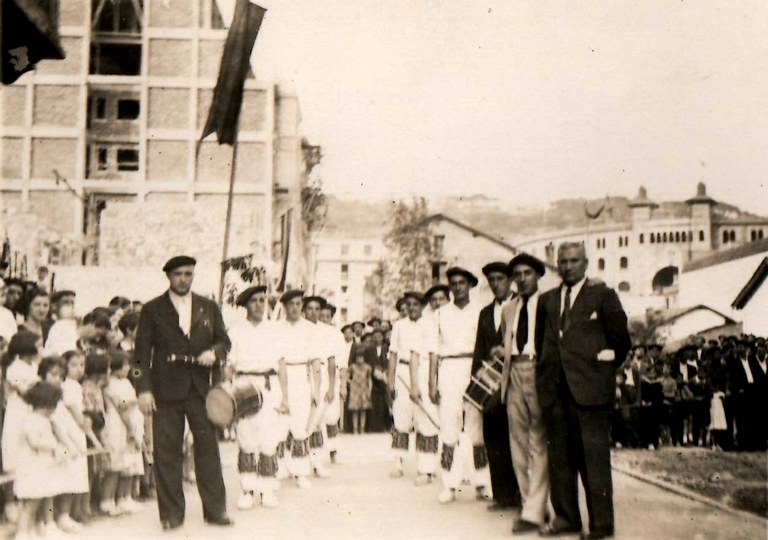 005_1934_KilikiUlialdebatzokiarenzabalpenareneguneanTxofrezezenplazarenazpian.jpg