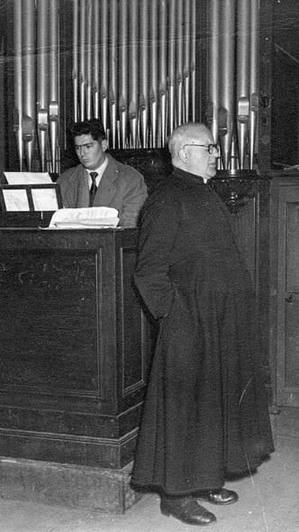 Ramon Laborda Pasai San Pedroko eliza mezan kantatzen Ramon Laborda Pasai San Pedroko eliza mezan kantatzen