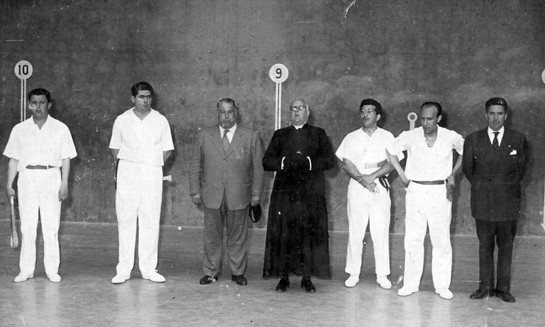 Ramon Laborda pilota partida batean, Angelusa kantatzen.  Ramon Laborda pilota partida batean, Angelusa kantatzen.