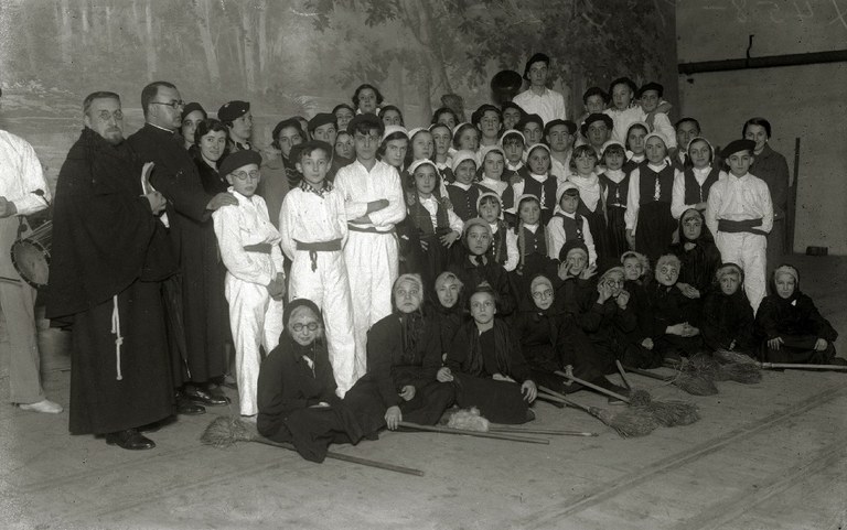 Ramon Laborda eta Aita Donostia poxpolin talde batekin Ramon Laborda eta Aita Donostia poxpolin talde batekin