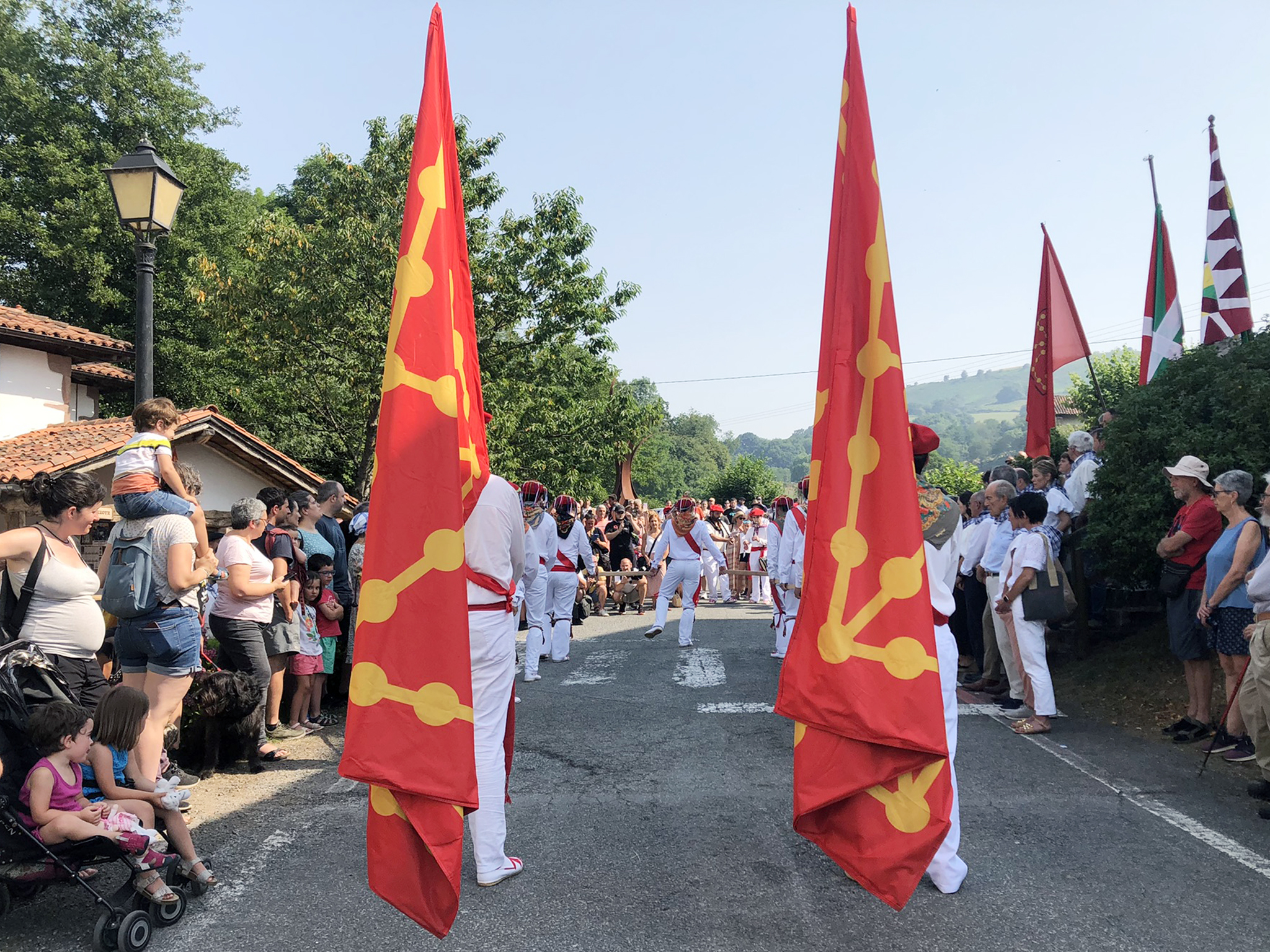 Baztango dantzariak (Arizkun) agintarien aurrean dantzan. A. Ormaza