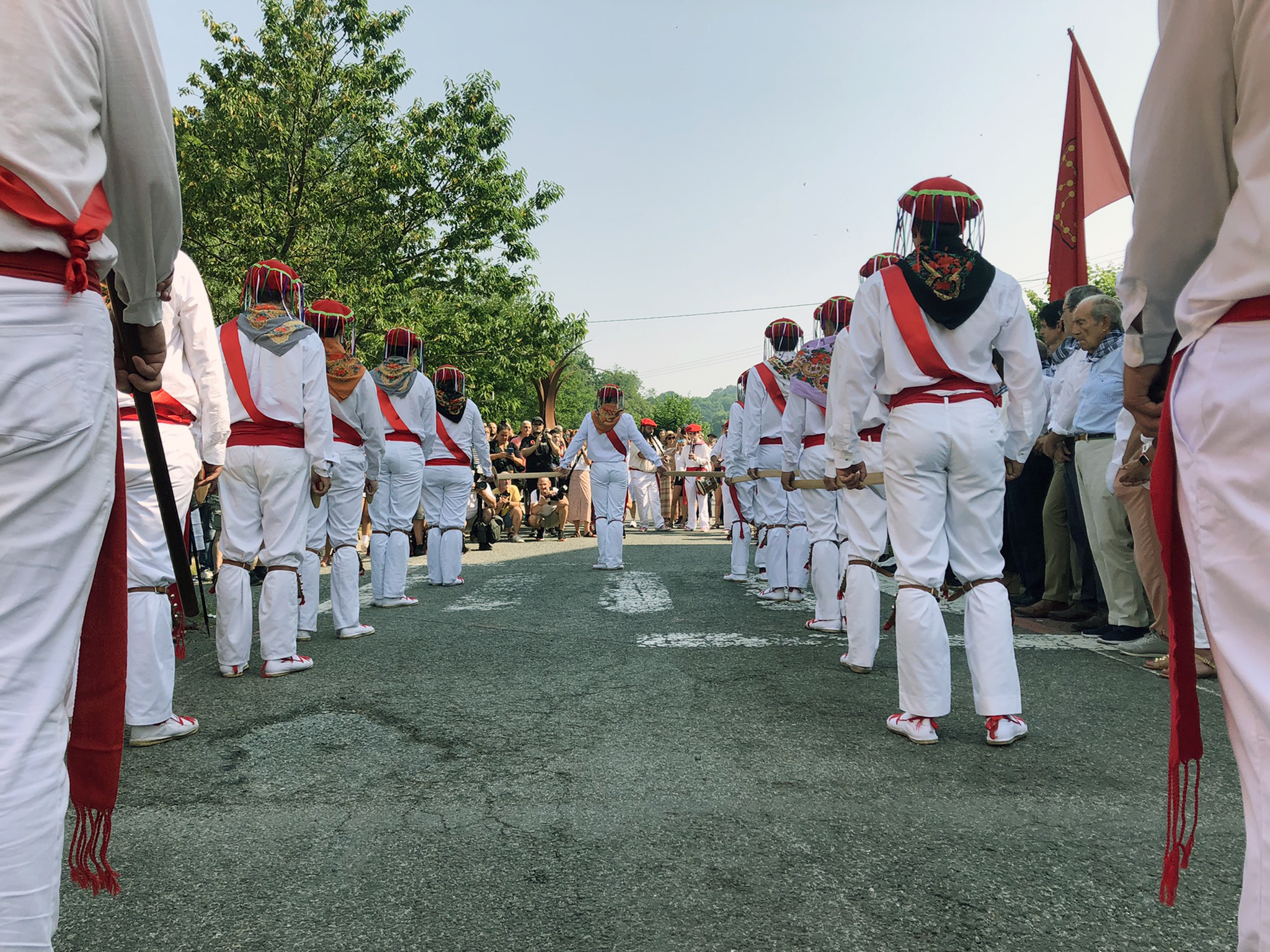 Baztango dantzariak (Arizkun) agintarien aurrean dantzan. A. Ormaza