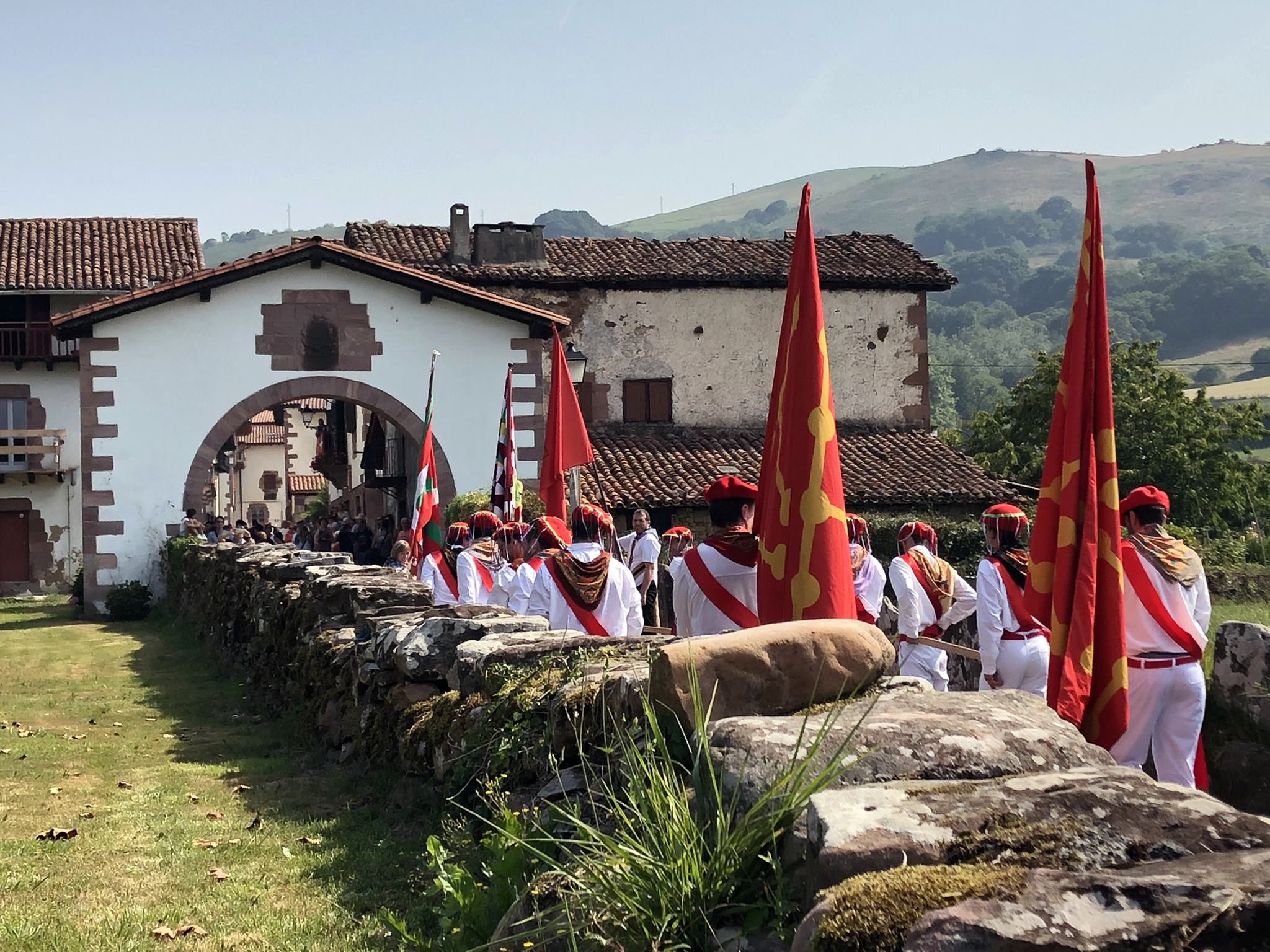 Baztango dantzariak (Arizkun) segizioa irekitzen, Amaiurko karrika nagusian sartzen. A. Ormaza