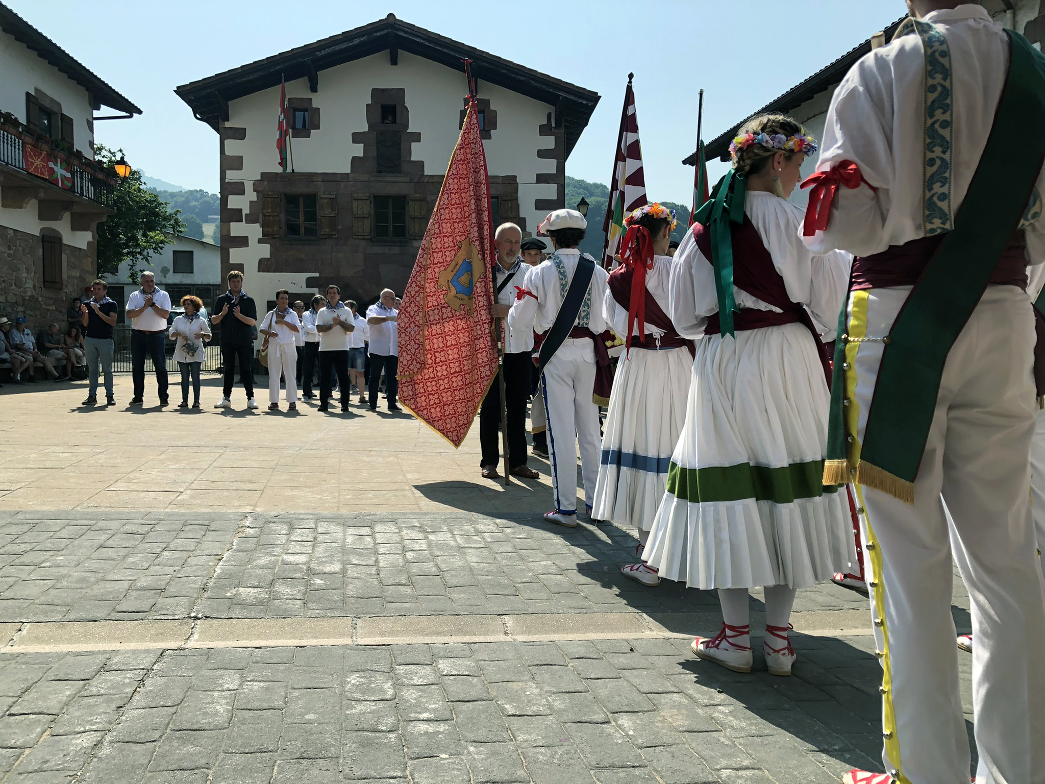 Begiraleak elkarteko dantzariak (Donibane Loitzune) agintarien aurrean dantzan Herriko Plazan. A. Ormaza