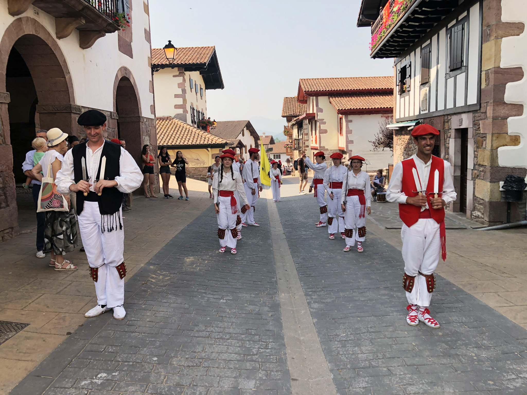 Amaiur Dantza Taldeko (Iruñea) ezpata-dantzariak Amaiurko karrika nagusian. A. Ormaza