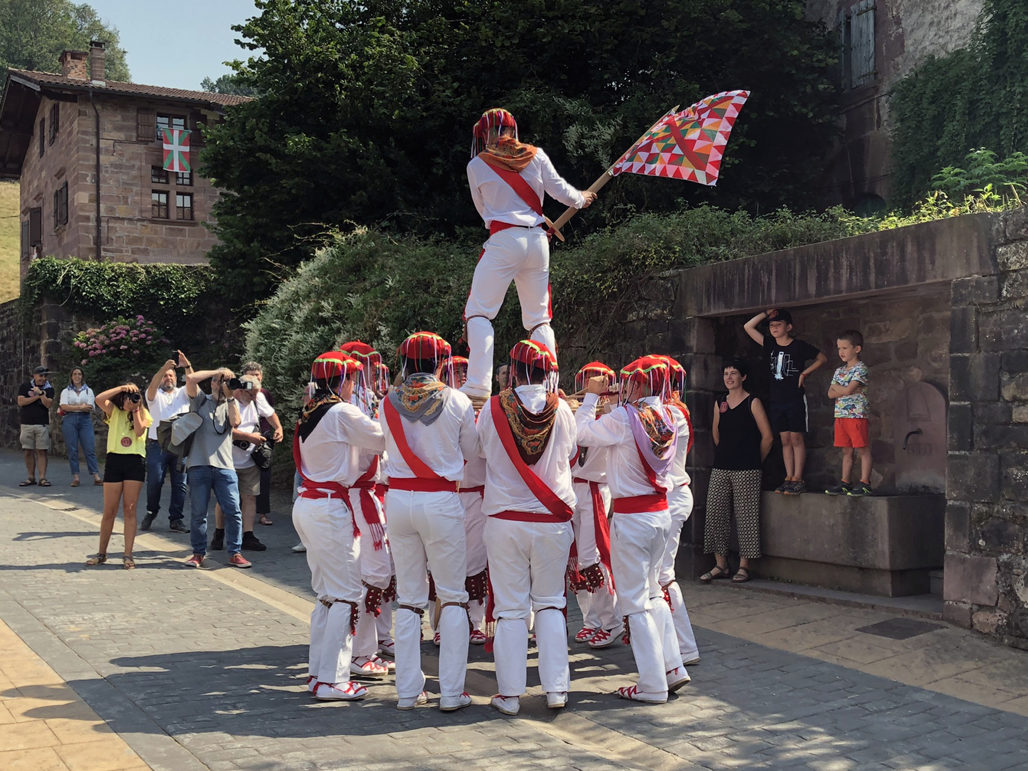 Baztango dantzariak (Arizkun) karrika nagusian dantzan. A. Ormaza