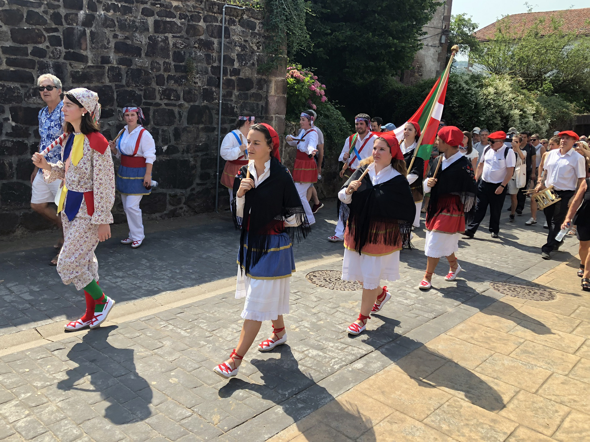 Jare Dantza Taldeko dantzariak (Gasteiz) segizioan. A. Ormaza