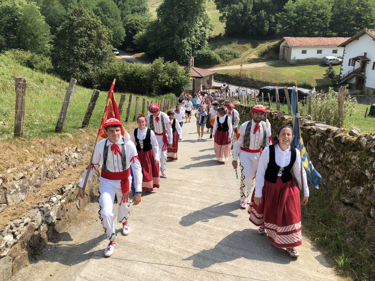 Arrola Dantza Taldeko dantzariak (Baigorri) segizioan gaztelura bidean. A. Ormaza