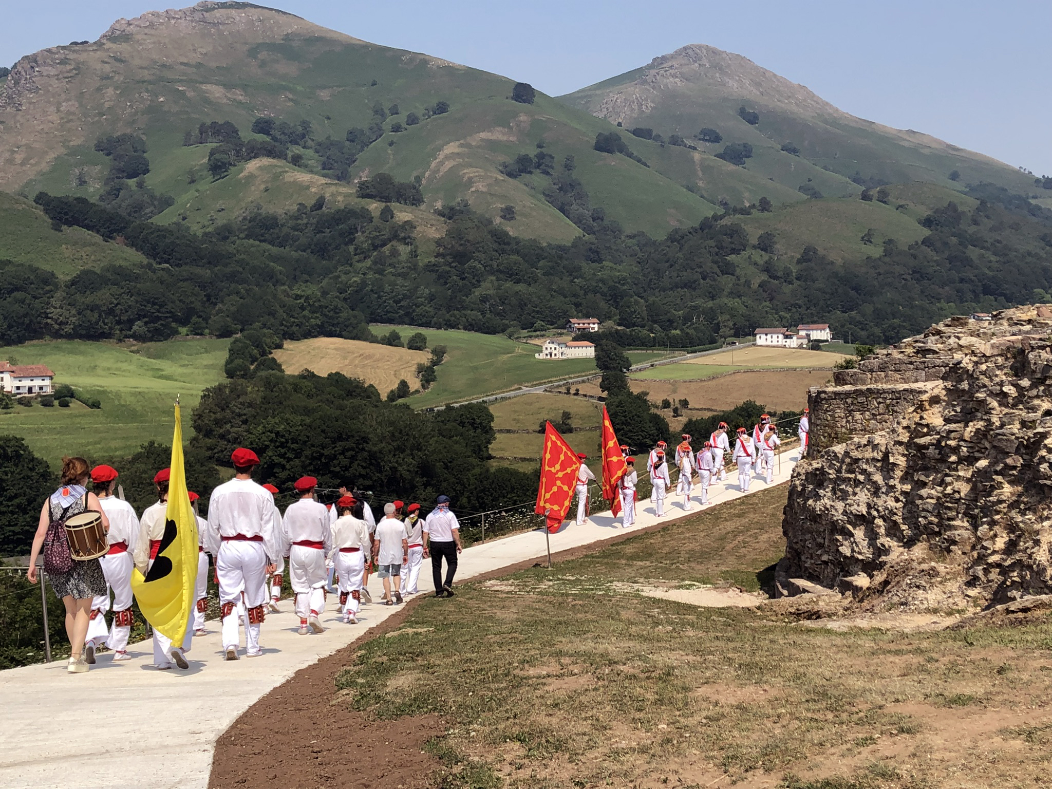 Ezpata-dantzariak segizioan gaztelura igoeran. A. Ormaza