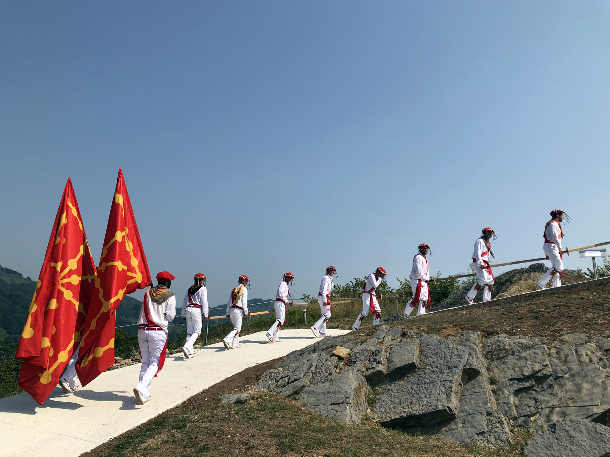 Ezpata-dantzariak segizioan gaztelura igoeran. A. Ormaza