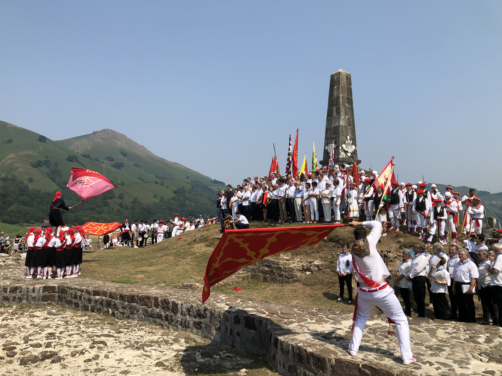 Aurtzakako (Beasain) eta Arizkungo dantzariak bandera dantzan. A. Ormaza