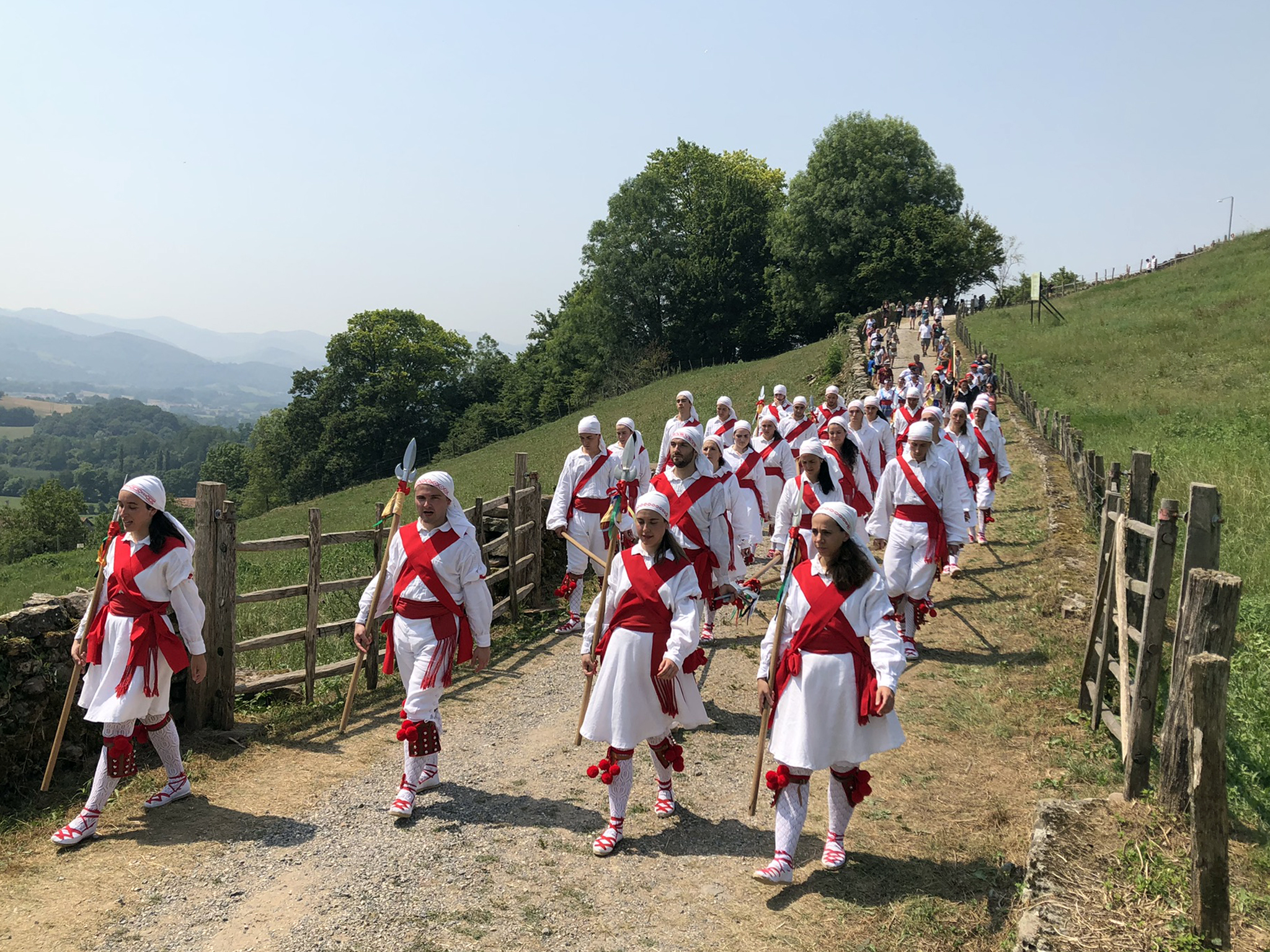 Udaberri Dantza Taldeko (Tolosa) dantzariak gaztelutik behera segizioan. A. Ormaza