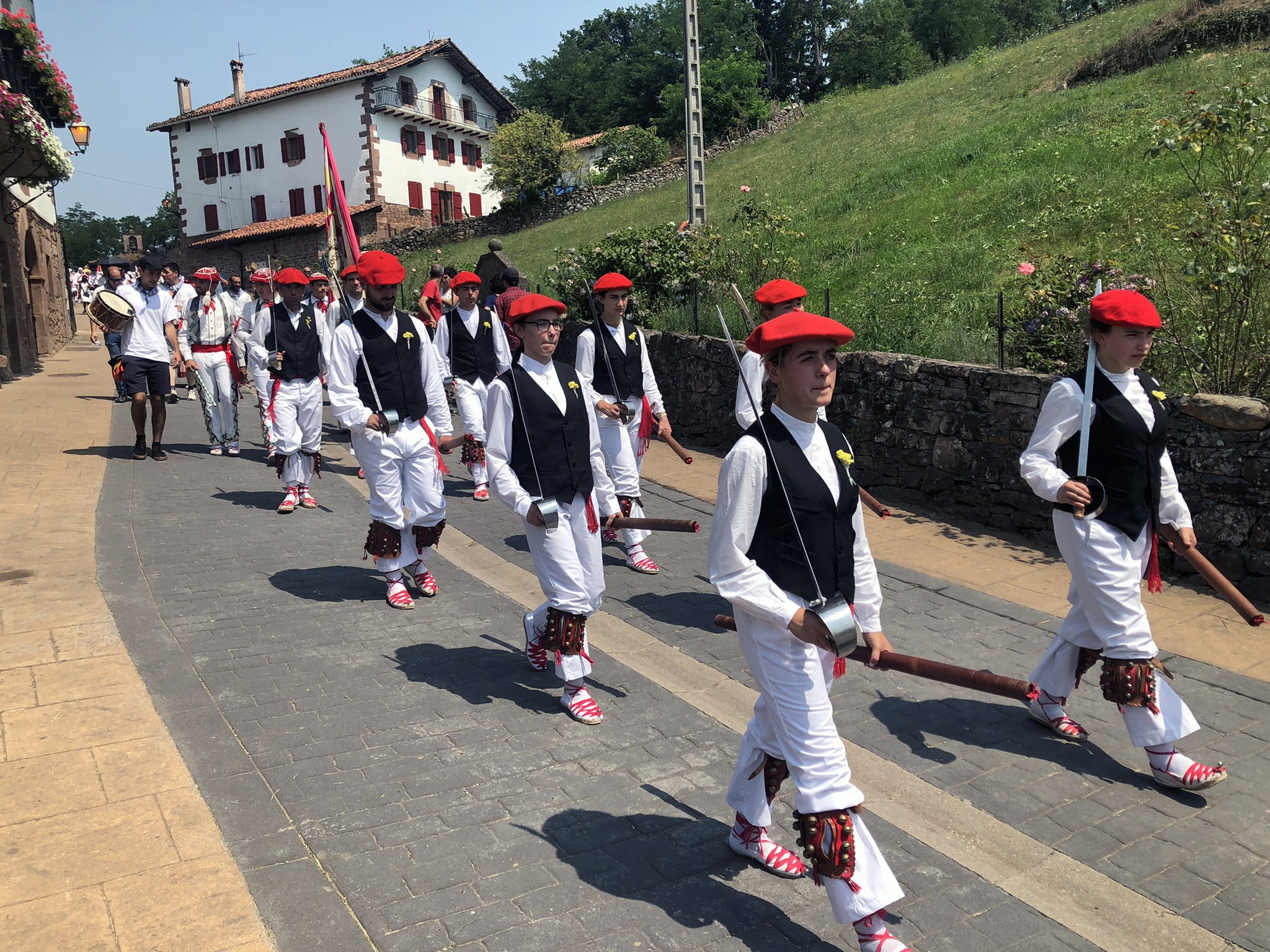 Iurretako dantzariak (Bizkaia) Amaiurko karrikatik behera segizioan. A. Ormaza