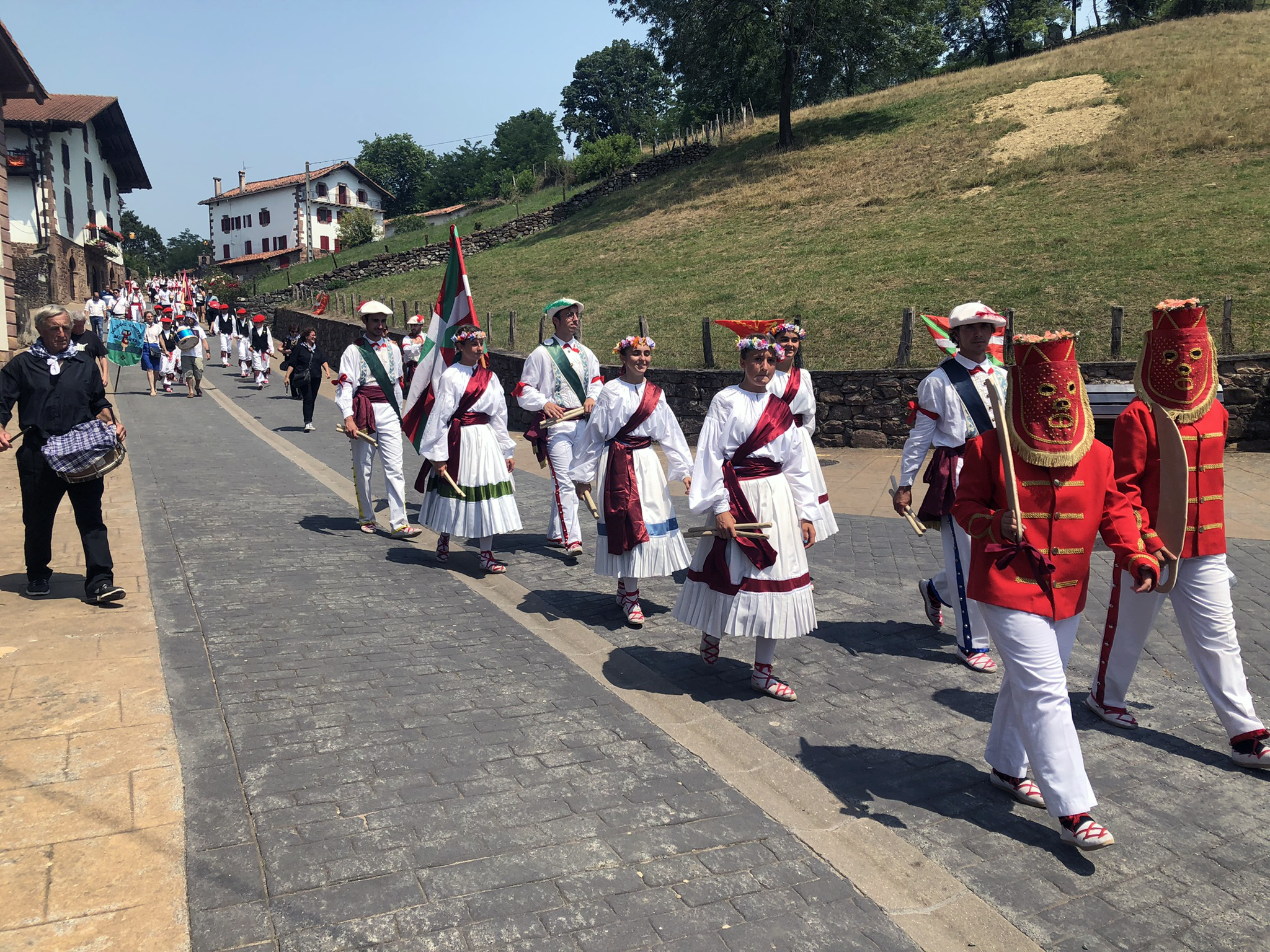 Begiraleak taldeko dantzariak (Donibane Lohitzune) Amaiurko karrikatik behera segizioan. A. Ormaza