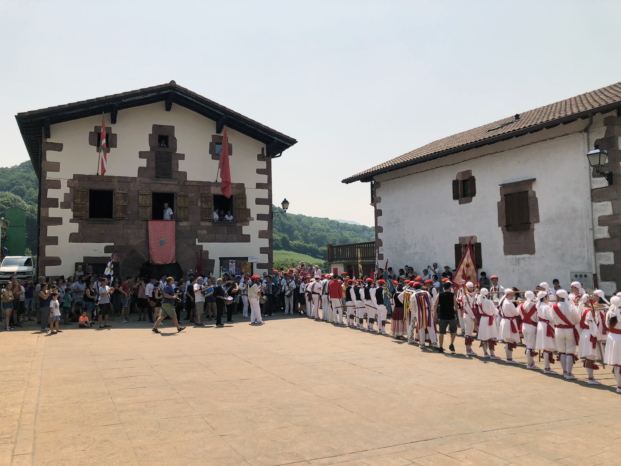 Amaiurko Herriko Etxeko plazan dantzariek aguntariei egindako arkua/tunela. A. Ormaza
