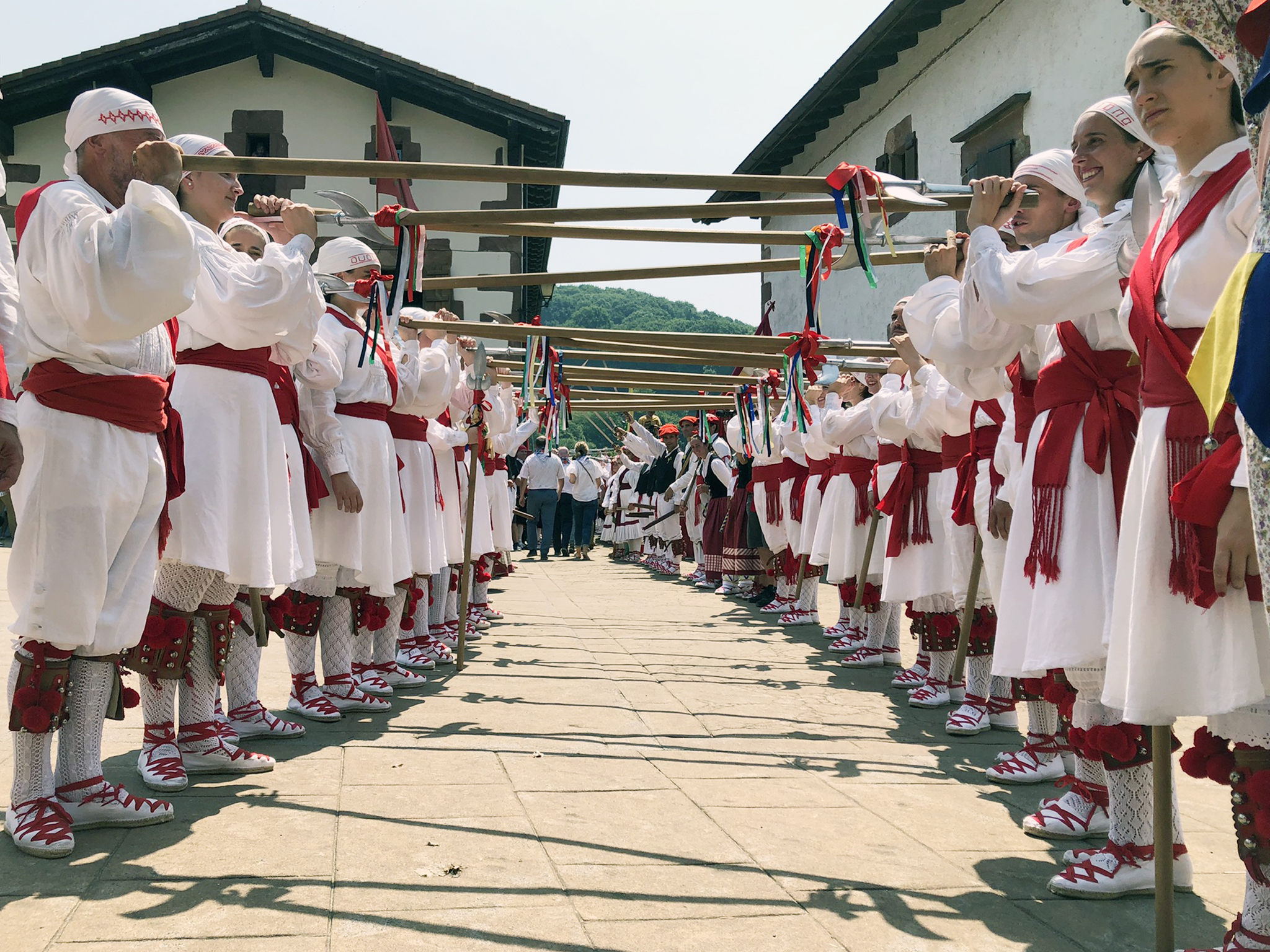Amaiurko Herriko Etxeko plazan dantzariek aguntariei egindako arkua/tunela. A. Ormaza