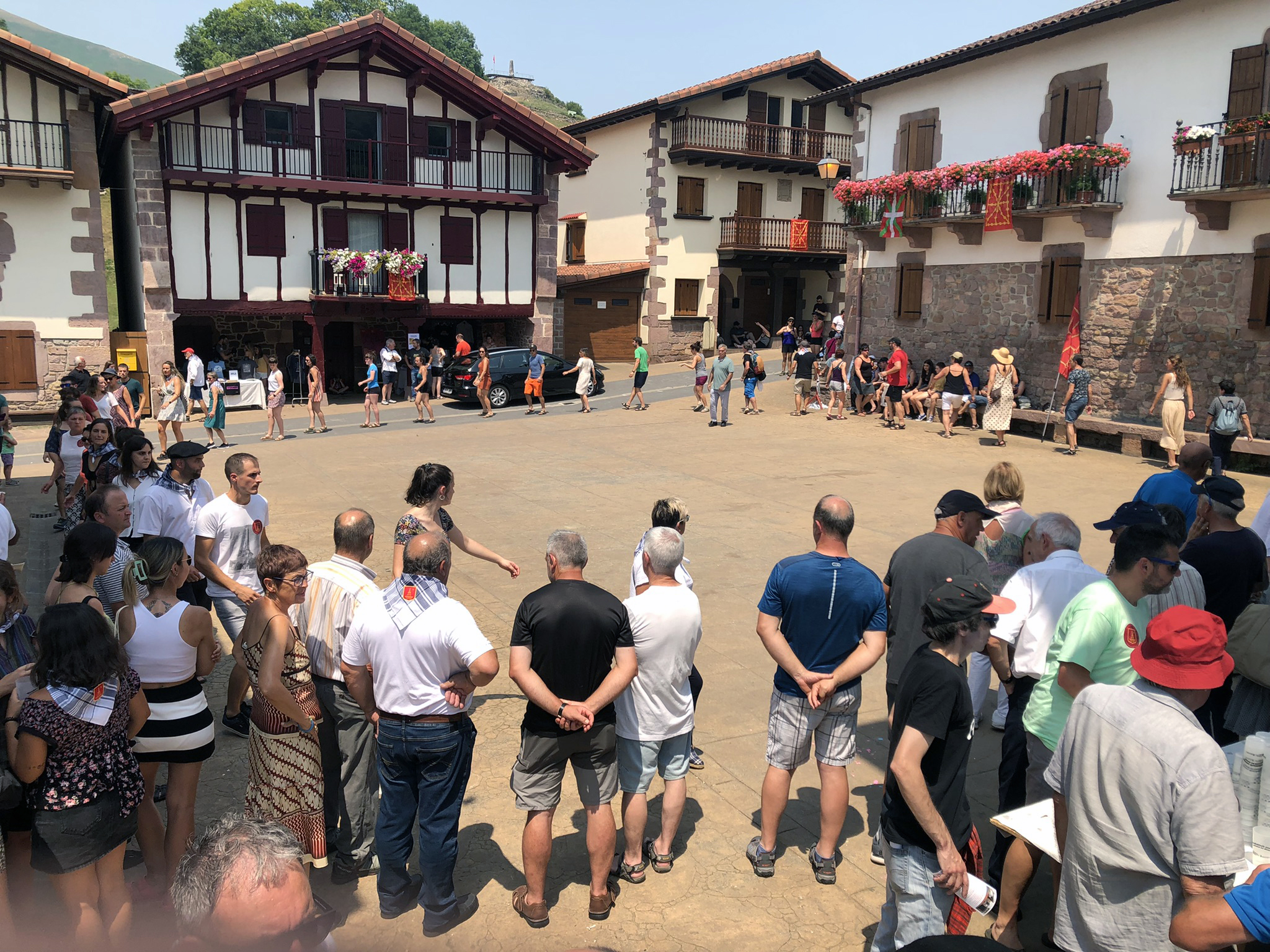 Ekitaldiaren ondoren herritar eta bisitariak Amaiurko herriko plazan muxikoak dantzan. A. Ormaza