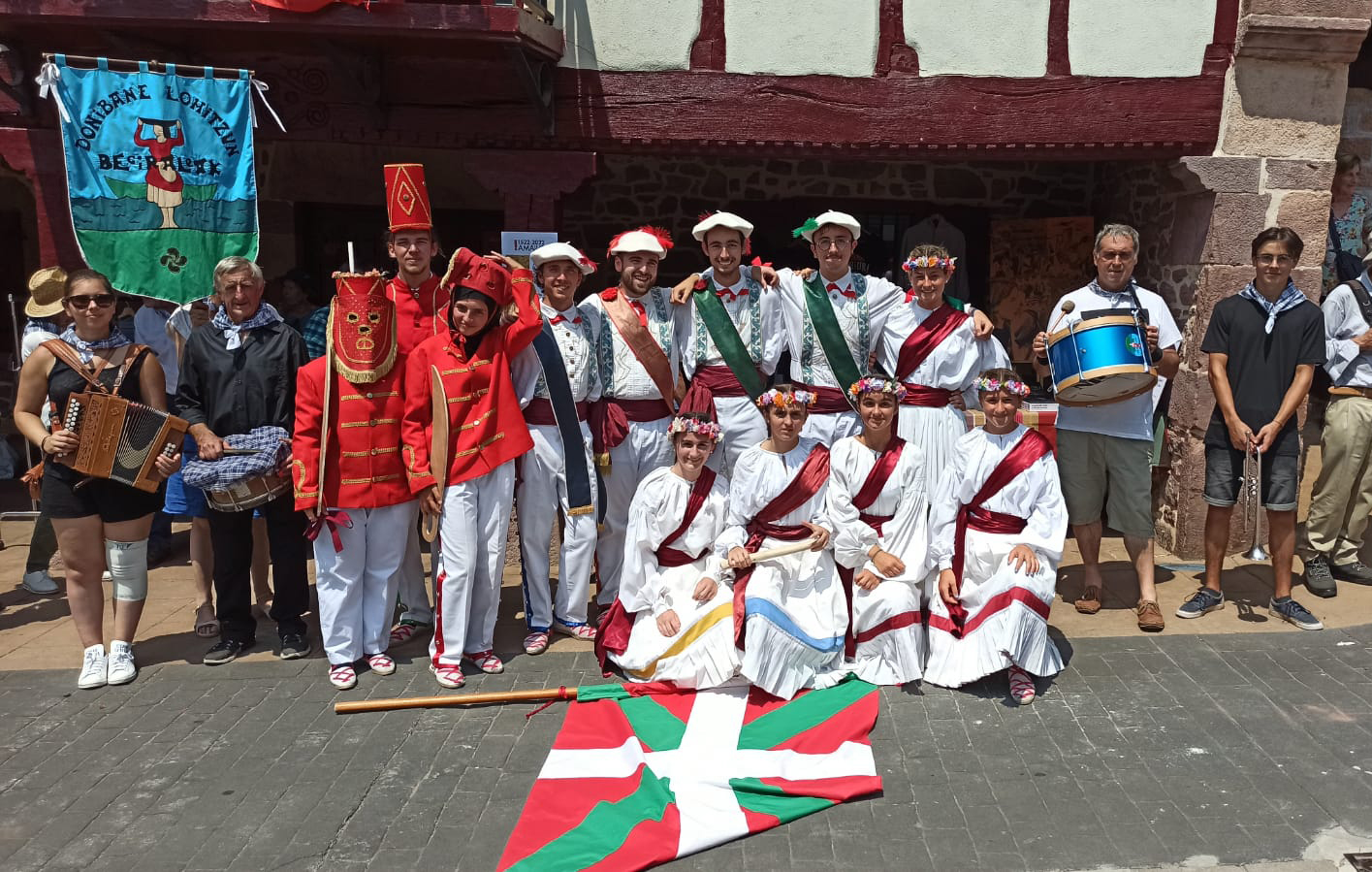 Begiraleak Elkarteko dantzariak (Donibane Lohitzune)