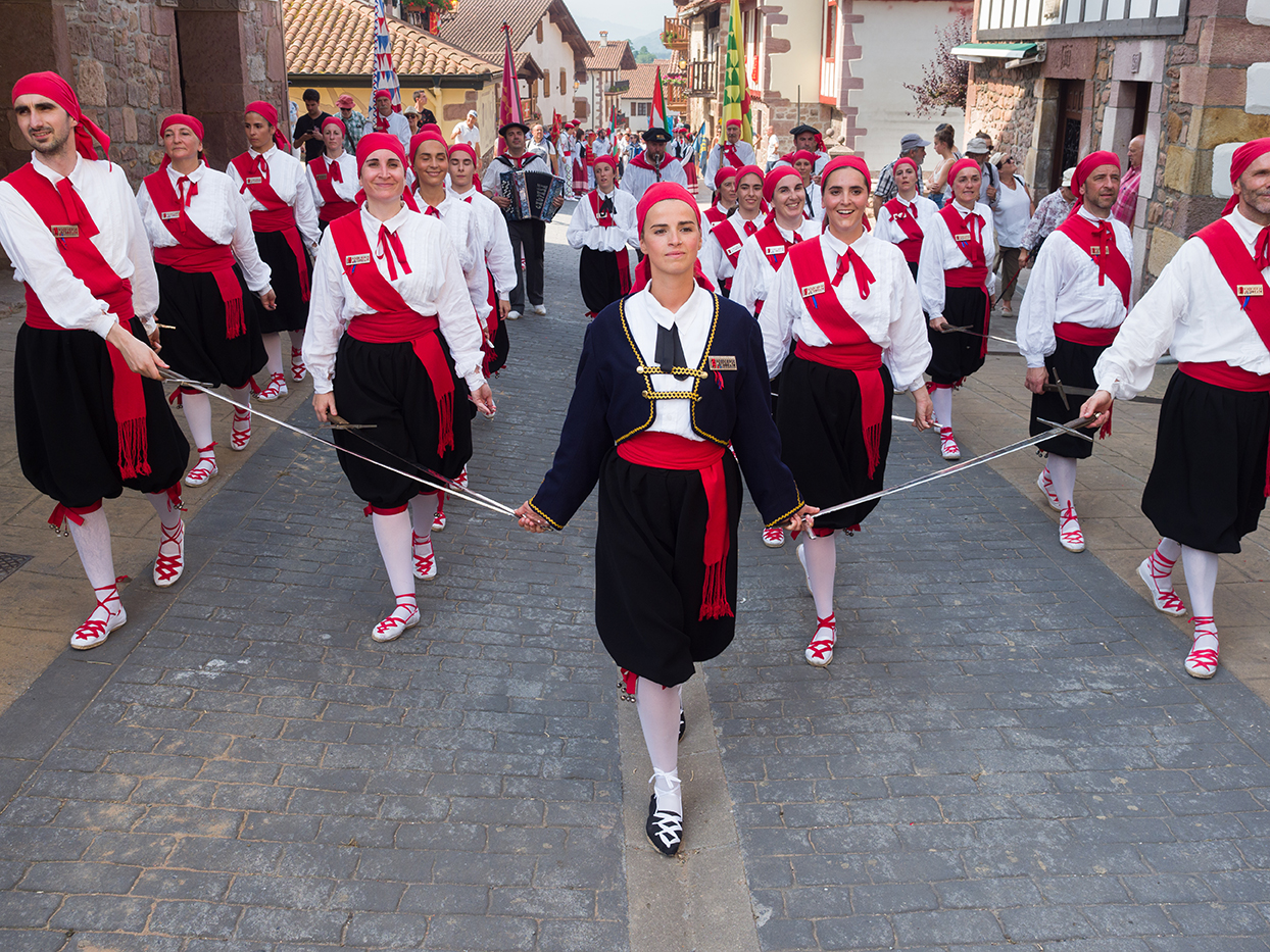 Aurtzaka Dantza Taldeko (Beasain) ezpata-dantzariak Amaiurko karrika nagusian. I. Erauskin