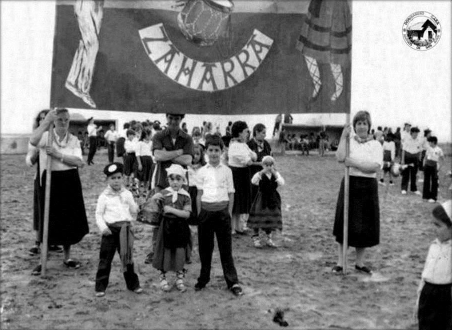 Dantza Zaharra dantza taldeko argazkiak. Iturria: Donibaneko Gara – Amigos de San Juan . santurtzihistorianzehar.net (CC-BY-SA 4.0) Dantza Zaharra dantza taldeko argazkiak. Iturria: Donibaneko Gara – Amigos de San Juan . santurtzihistorianzehar.net (CC-BY-SA 4.0)