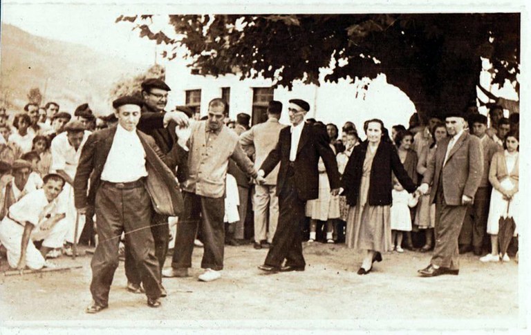 Bakioko Basigo auzoko jaietan (San Isidroetan) aurreskua sokan, hainbat hamarkadaren ostean