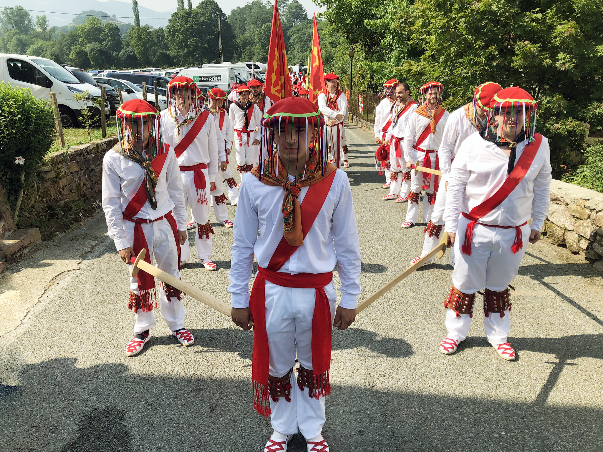 Baztango dantzariak (Arizkun) agintarien aurrean dantzan egiteko prest. A. Ormaza