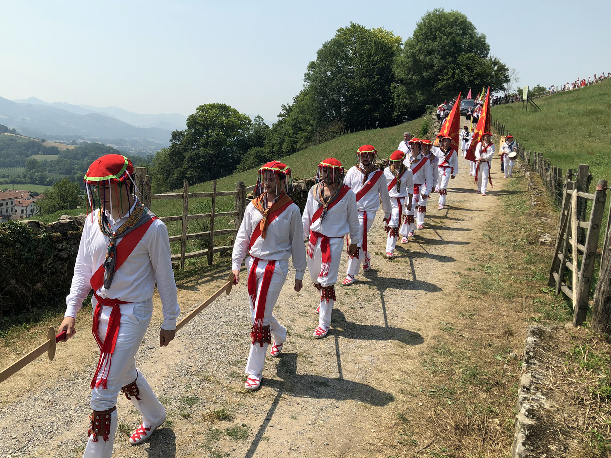 Arizkungo ezpata-dantzariak (Baztan) dantzariak gaztelutik behera segizioan. A. Ormaza