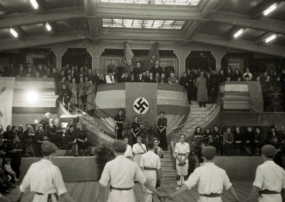 Naziak, svastikak eta euskal dantzak