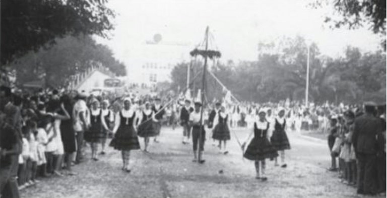 Argia dantzari taldea, 1967, Cacereseko folklore jaialdian. Argazkia: Juan Mari Beltran Argia dantzari taldea, 1967, Cacereseko folklore jaialdian. Argazkia: Juan Mari Beltran